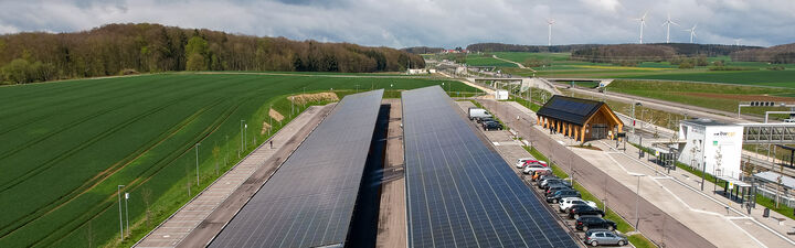 Photovoltaikmodule über einer Parkfläche