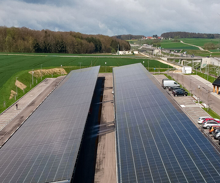 Photovoltaikmodule über einer Parkfläche