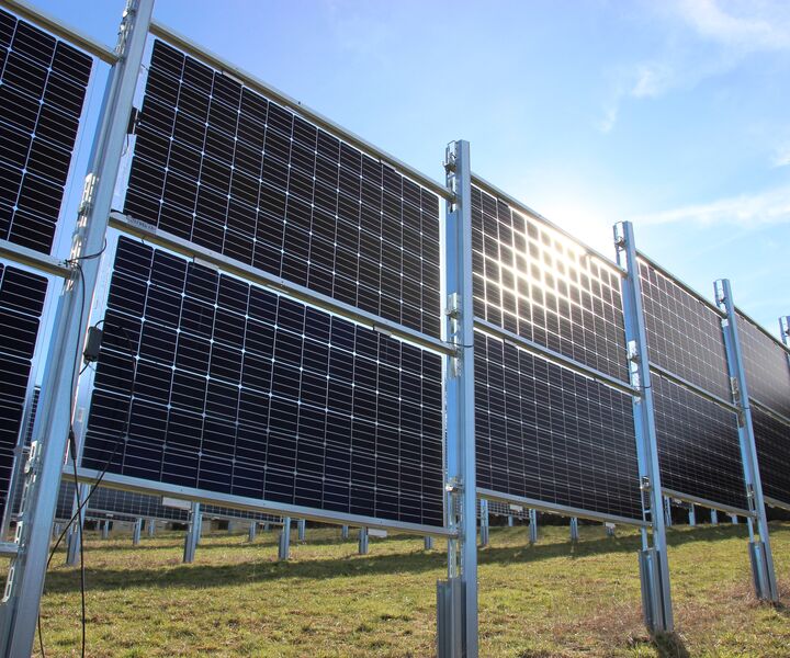 Photovoltaik Module mit Sonnenstrahlen