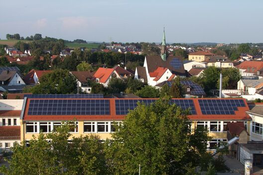 Bild von Schule mit PV-Modulen auf dem Dach