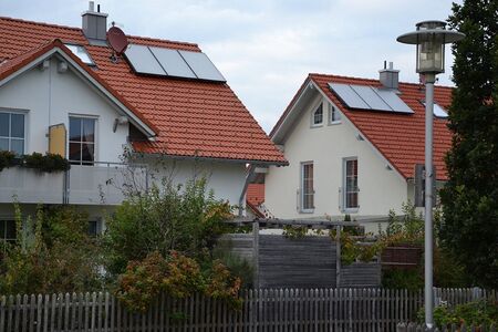 Zwei Häuser mit Solarthermie-Modulen