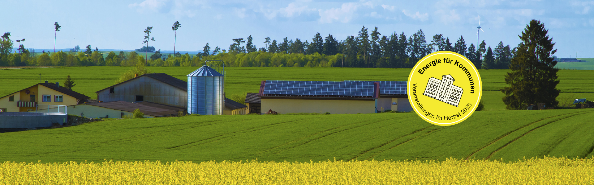 Häuser neben einem Feld